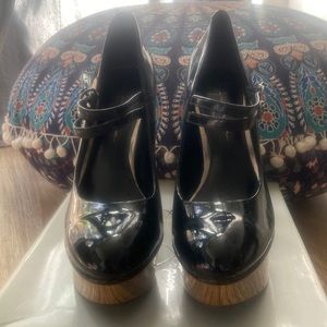JESSICA SIMPSON PLATFORM BLACK PATTON WOODEN LOOK BOTTOM